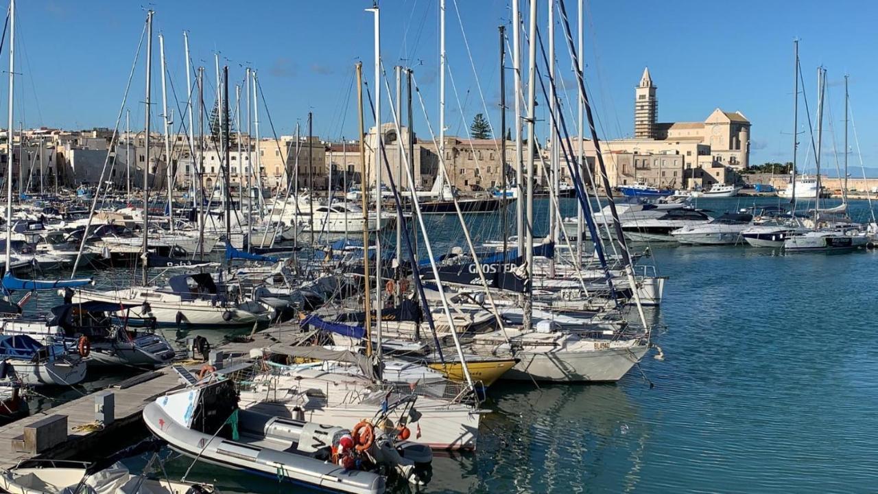 Le Dimore Di Don Corrado Hotel Trani Bagian luar foto